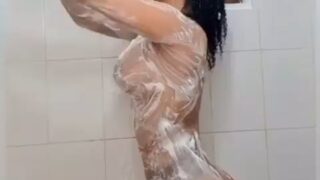 aliany garcia desnuda en la ducha