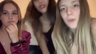 grupo de chicas francesas poniéndose realmente traviesas