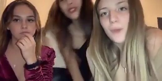 grupo de chicas francesas poniéndose realmente traviesas