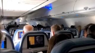 kissasins entró al baño de un avión y lo mojo todo