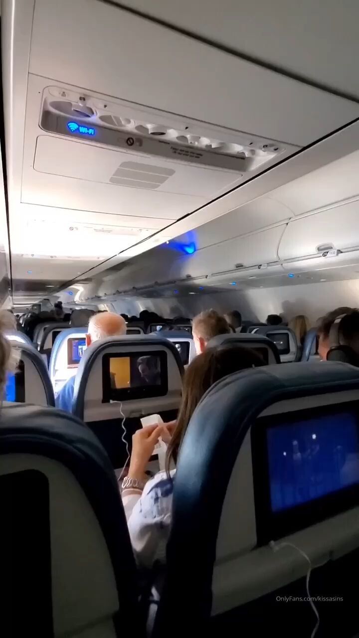 kissasins entró al baño de un avión y lo mojo todo