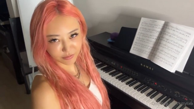 kittylixo tomando clases de piano y follando anal