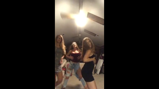 triller thot enseña las tetas