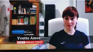 ¡De locos! Tenia un consolador en plena entrevista de la BBC